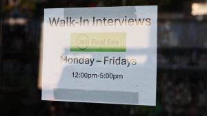 يقول جيم كرامر إن أعداد الوظائف الناعمة لا تعرض المدرج للهبوط الاقتصادي الناعم للخطر