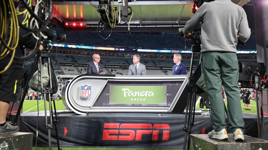 من المرجح أن يفوت عملاء DirecTV مباراة 'Monday Night Football' في دوري كرة القدم الأميركي مع استمرار معركة العربات مع ديزني