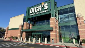 شركة Dick's Sporting Goods تتجاوز تقديرات الأرباح لكنها تصدر إرشادات حذرة قبل انتخابات 2024