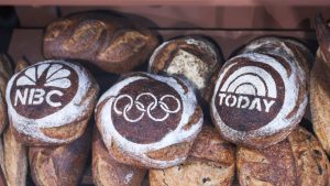 مزقت قناة NBC كتابها الخاص بالألعاب الأولمبية لعام 2024 – حتى الآن، نجحت الاستراتيجية الجديدة