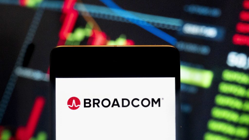 الأسهم التي تشهد أكبر التحركات بعد ساعات العمل: Broadcom وDocuSign وUiPath والمزيد