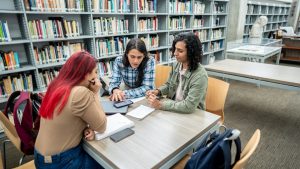 10 كليات يدرس فيها الطلاب أكثر من غيرها – ولا توجد أي منها من جامعات رابطة اللبلاب