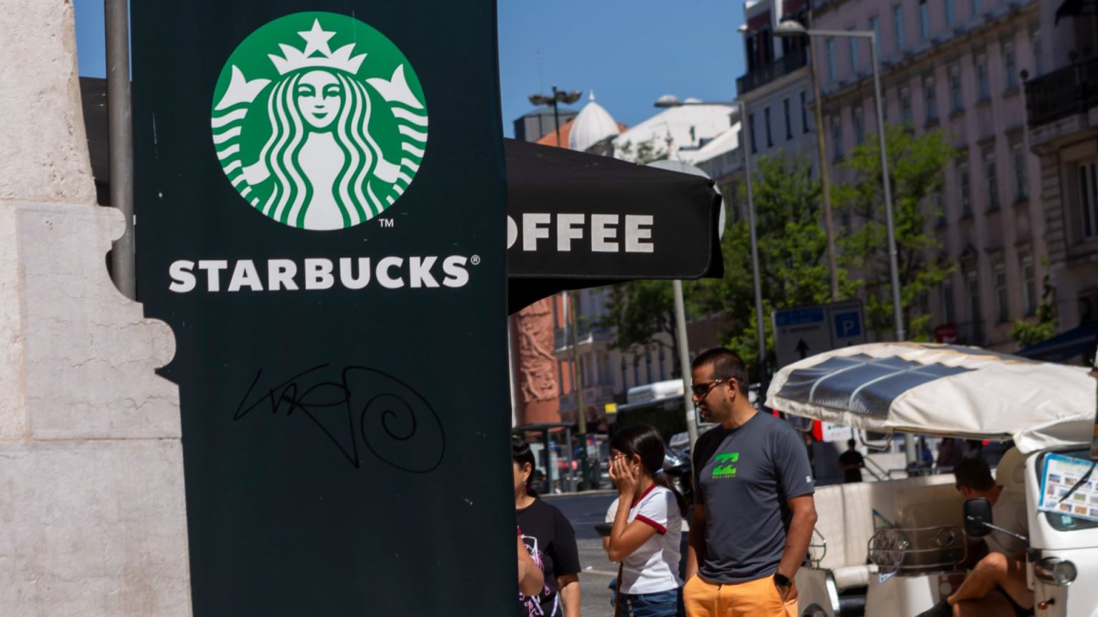 الأسهم التي تشهد أكبر التحركات قبل بدء السوق: Micron Technology، وStarbucks، وCarMax، وغيرها