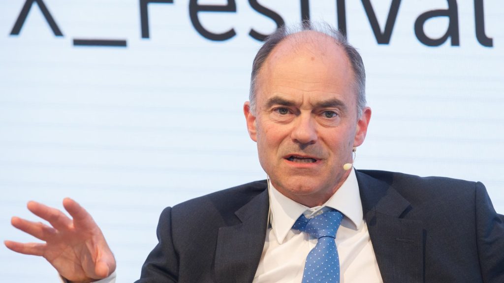 يقول الرئيس التنفيذي السابق لشركة Arm إن بريطانيا لا تقوم بعمل جيد في الحفاظ على شركات التكنولوجيا ذات الصلة عالميًا