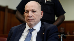 أسقط الادعاء العام في المملكة المتحدة تهم الاعتداء الفاحش عن هارفي واينستين