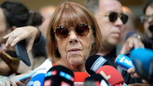 امرأة فرنسية تروي “مشاهد وحشية” في محاكمة تتهم زوجها بدعوة أكثر من 50 رجلاً للاعتداء عليها