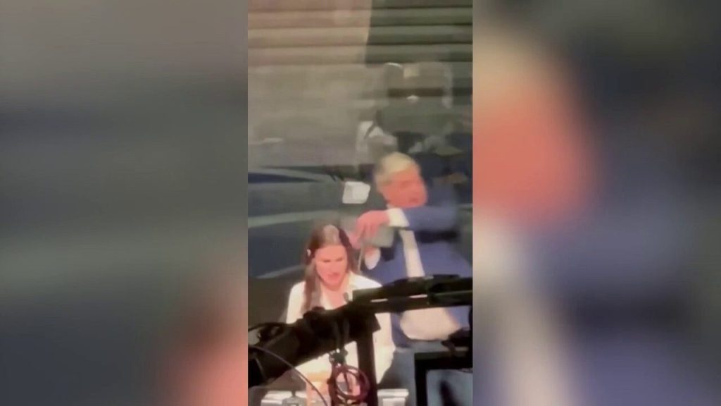 مرشح لمنصب عمدة برازيلي يدخل المستشفى بعد أن هاجمه منافس بكرسي معدني: شاهد