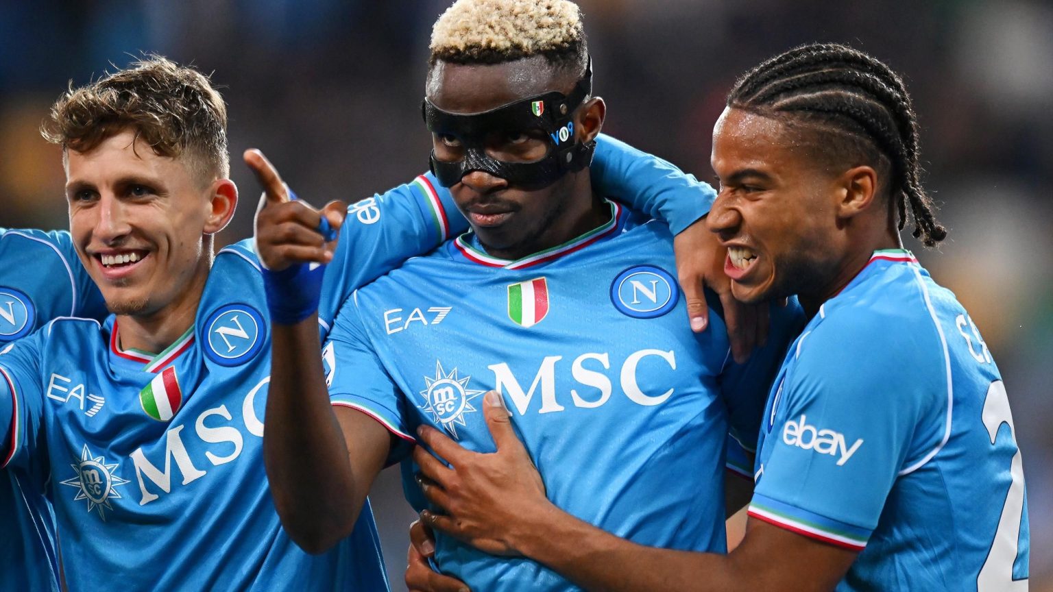 فيكتور أوسيمين على وشك الحصول على إعارة مفاجئة بعد توقف انتقالات تشيلسي، وأرسنال لن يبيع لياندرو تروسارد – Paper Round