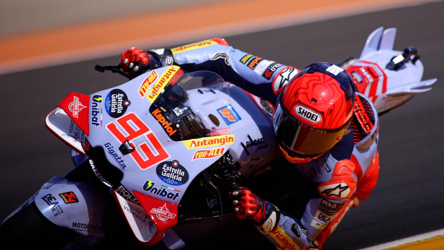 مارك ماركيز يحقق أول فوز منذ 2021، وبيكو بانيايا وأليكس ماركيز يتعرضان لحادث كبير بينما يواصل خورخي مارتن تصدره للبطولة