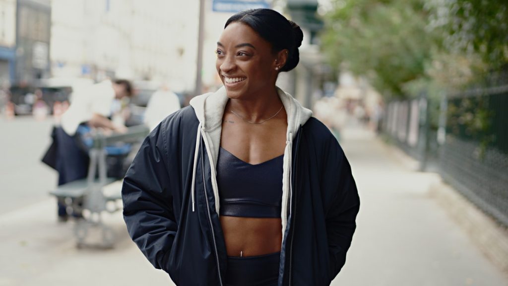 سيمون بايلز تلخص أحداث الألعاب الصيفية وتطلق مجموعة جديدة مع Athleta