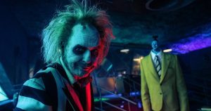 كيف تجنبت خبيرة الشعر والمكياج في فيلم “Beetlejuice 2” كريستين بلونديل التعرض لانتقادات لاذعة من معجبي الفيلم الأصليين (حصريًا)