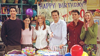 كل ما قاله طاقم مسلسل Friends عن وفاة ماثيو بيري