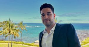 ديفين، المتسابق في برنامج “Bachelorette”، يزعم أن “الرجال الطيبين يفوزون دائمًا” قبل أسبوعين من بث الحلقة النهائية