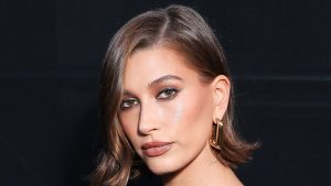مانيكير هايلي بيبر الجديد يشير إلى قدوم الخريف