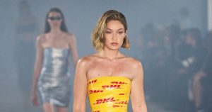 جيجي حديد تغلف جسدها بشريط تغليف DHL لعرض Vetements خلال أسبوع الموضة في باريس