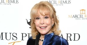 باربرا إيدن، 93 عامًا، من برنامج I Dream of Jeannie تكشف عن روتينها الخاص بالتمرين والنظام الغذائي