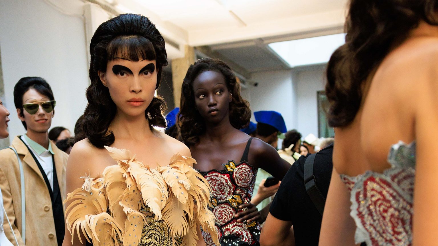كواليس عروض أزياء ربيع 2025 في ميلانو