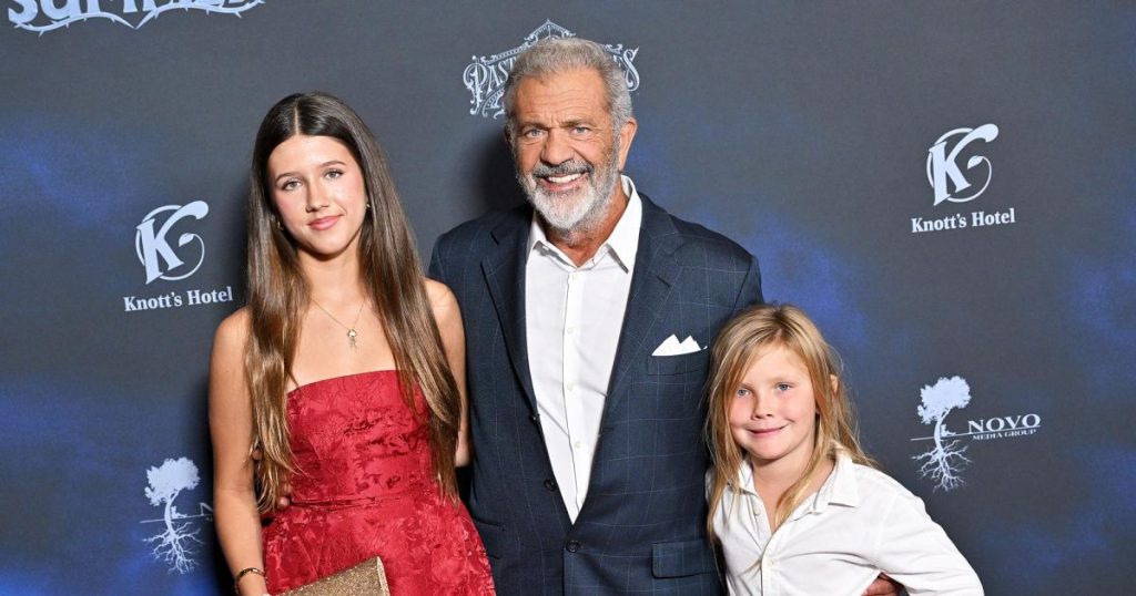 ميل جيبسون يتألق على السجادة الحمراء في فيلم Monster Summer مع طفليه الأصغرين لوسيا ولارس