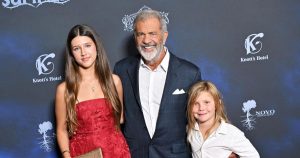 ميل جيبسون يتألق على السجادة الحمراء في فيلم Monster Summer مع طفليه الأصغرين لوسيا ولارس