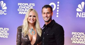 ميراندا لامبرت وزوجها بريندان ماكلوغلين يرتاحان في حفل توزيع جوائز People's Choice Country Awards لعام 2024