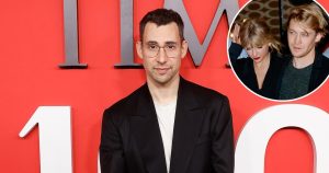 جاك أنتونوف يضحك بصوت عالٍ على ملصق ويليام بويري الذي قدمه له أحد المعجبين