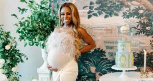 كانديس ديلارد باسيت من RHOP تأخذنا أسبوعيًا داخل حفل استقبال الطفل “الحميم” قبل ولادة الابن (حصريًا)