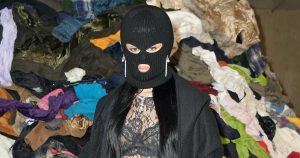 كاميلا كابيلو ترتدي قناع تزلج وتنورة قصيرة في عرض أسبوع الموضة في باريس من Vetements