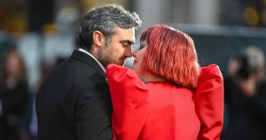 ليدي جاجا تقبّل خطيبها مايكل بولانسكي في العرض الأول لفيلم “Joker: Folie a Deux” في لندن