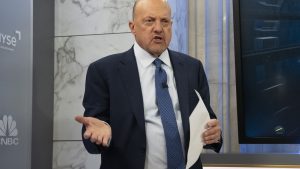 يطلب جيم كريمر من المستثمرين وضع صانع الرقائق هذا وهذا البنك على قوائم الشراء الخاصة بهم