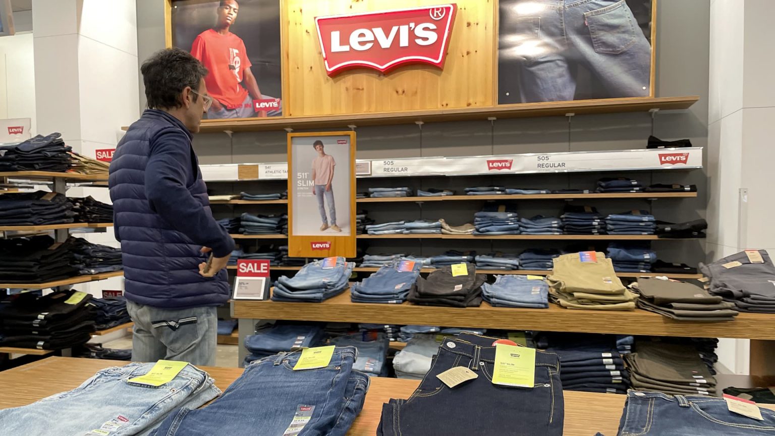 يقوم ليفي شتراوس بتقليص التوجيهات لأنه يفكر في بيع أعمال شركة Dockers