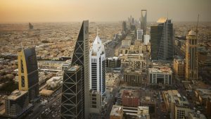 السعودية تخفض توقعات النمو وتشهد عجزا أوسع في الميزانية