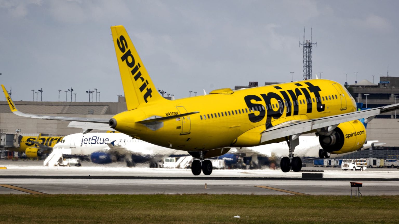 الأسهم التي تحقق أكبر التحركات في مرحلة ما قبل السوق: Spirit Airlines وSummit Therapeutics وRivian والمزيد