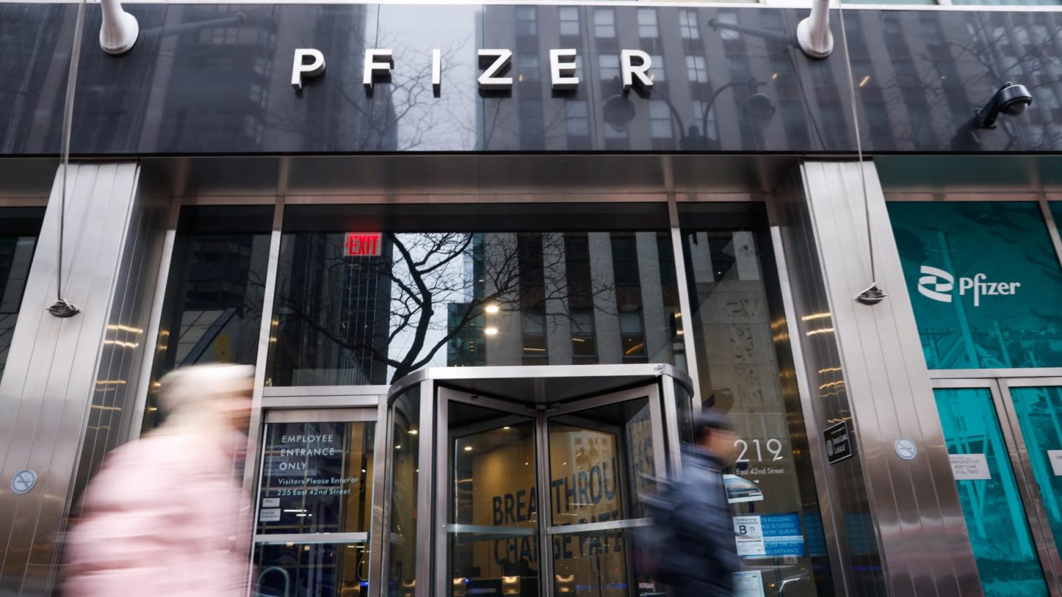 تقول المصادر إن الناشط Starboard Value يمتلك حصة بقيمة مليار دولار في شركة Pfizer، ويلجأ إلى المديرين التنفيذيين السابقين للحصول على المساعدة