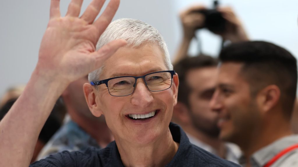 تصل شركة Apple إلى أعلى مستوياتها على الإطلاق حيث تقف بيانات الهواتف الذكية الجديدة في صف الثيران في بحر من السلبية