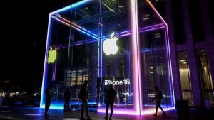 الأسهم التي تحقق أكبر تحركات ما قبل السوق: Apple وAmazon وPfizer وHershey والمزيد
