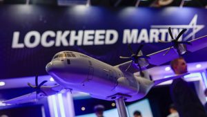 الأسهم التي تقوم بأكبر التحركات في منتصف النهار: Lockheed Martin، وPaychex، وCVS والمزيد