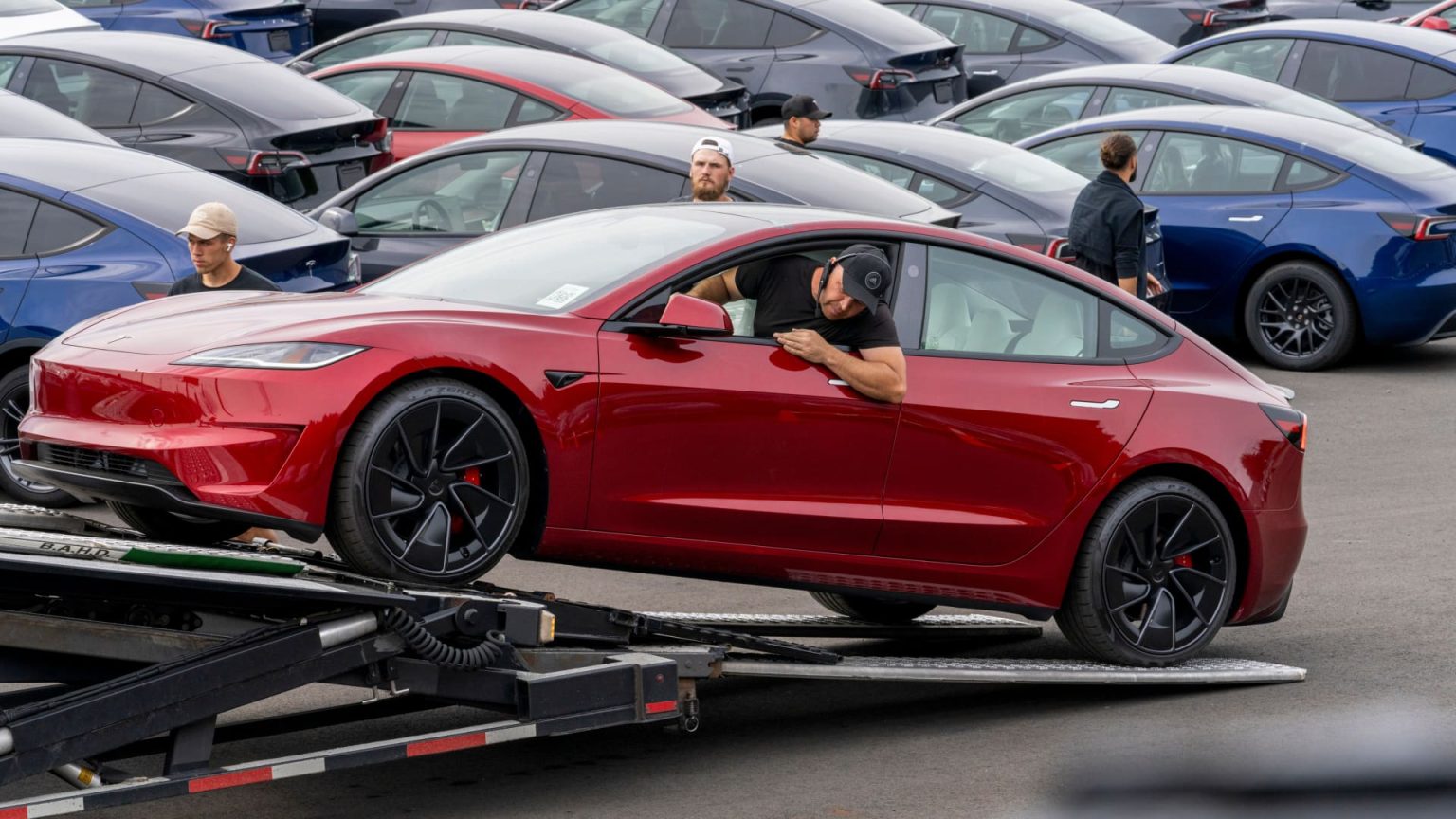 انخفاض أسهم Tesla بعد أن أخطأ صانع السيارات الكهربائية في تقديرات التسليم