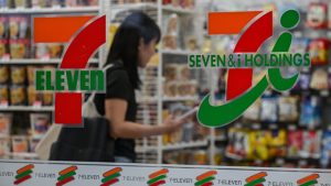 الشركة الأم لـ 7-Eleven تخفض توقعات أرباح العام بأكمله، وتمضي قدمًا في إعادة الهيكلة