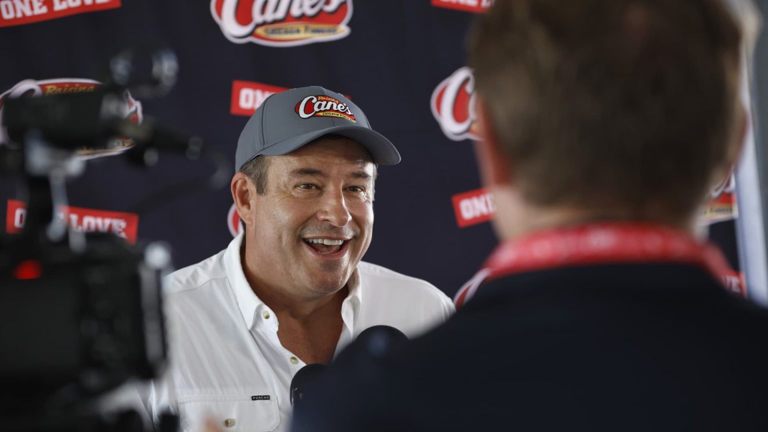 الملياردير مؤسس شركة Raising Cane's Chicken Fingers: إحدى الاستراتيجيات “الغبية” كادت أن تكلفني عملي