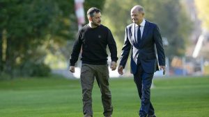 أنهى الرئيس الأوكراني زيلينسكي جولته الأوروبية بوعد بمزيد من المساعدة من برلين