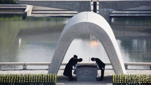 حركة الناجين من القنبلة الذرية اليابانية نيهون هيدانكيو تفوز بجائزة نوبل للسلام