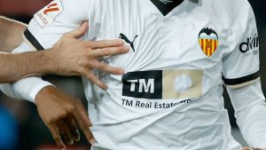 تم احتجاز اثنين من مشجعي كرة القدم الإسبانيين في سنغافورة بعد انتقادهما مالك النادي