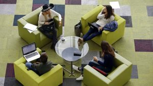 ما هي الدولة الأكثر جاذبية في الاتحاد الأوروبي للدراسة في الخارج؟