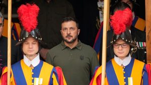 الرئيس الأوكراني زيلينسكي يلتقي البابا فرانسيس بينما يواصل جولته الأوروبية لدفع “خطة النصر”