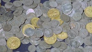 تم اكتشاف Hoxne Hoard منذ أكثر من 30 عامًا، على يد رجل كان يبحث ببساطة عن مطرقة مفقودة