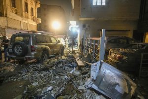 عشرات الجرحى ومقتل 22 على الأقل في غارات جوية في بيروت مع تصاعد التوترات في الصراع الإسرائيلي مع إيران