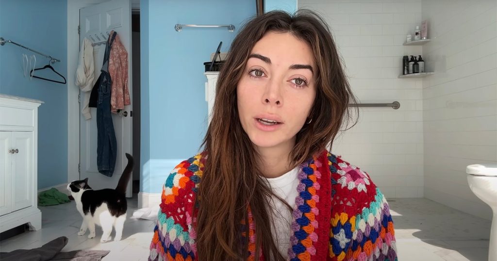 رداء الكروشيه الملون من Brianna Chickenfry ينتشر بسرعة كبيرة ويباع بالكامل