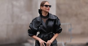 13 قميصًا أسودًا ملفتًا للنظر أكثر جاذبية من قميص LBD المفضل لديك