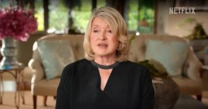 مارثا ستيوارت تؤكد في مقطع دعائي لـ Netflix Doc أنها كانت على علاقة غرامية لم يعرف عنها زوجها السابق أبدًا