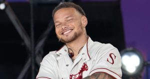 تذكرة Backstage Pass الخاصة بـ Us Weekly: يشارك Kane Brown طقوسه السابقة للعرض، بما في ذلك لعبة Beer Pong وكرة القدم (حصريًا)